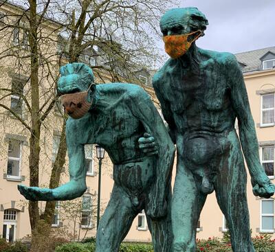 Gustav Vigelands statue Tiggerne med strikkede munnbind.. Foto/Photo