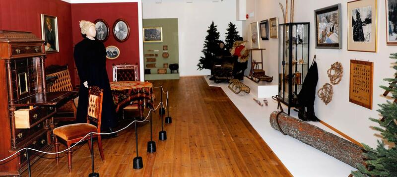 Utstillingen Livsskildringer. Her vises interiører, verktøy og tekstiler sammen med bilder fra Elverum kommunes kunstsamling