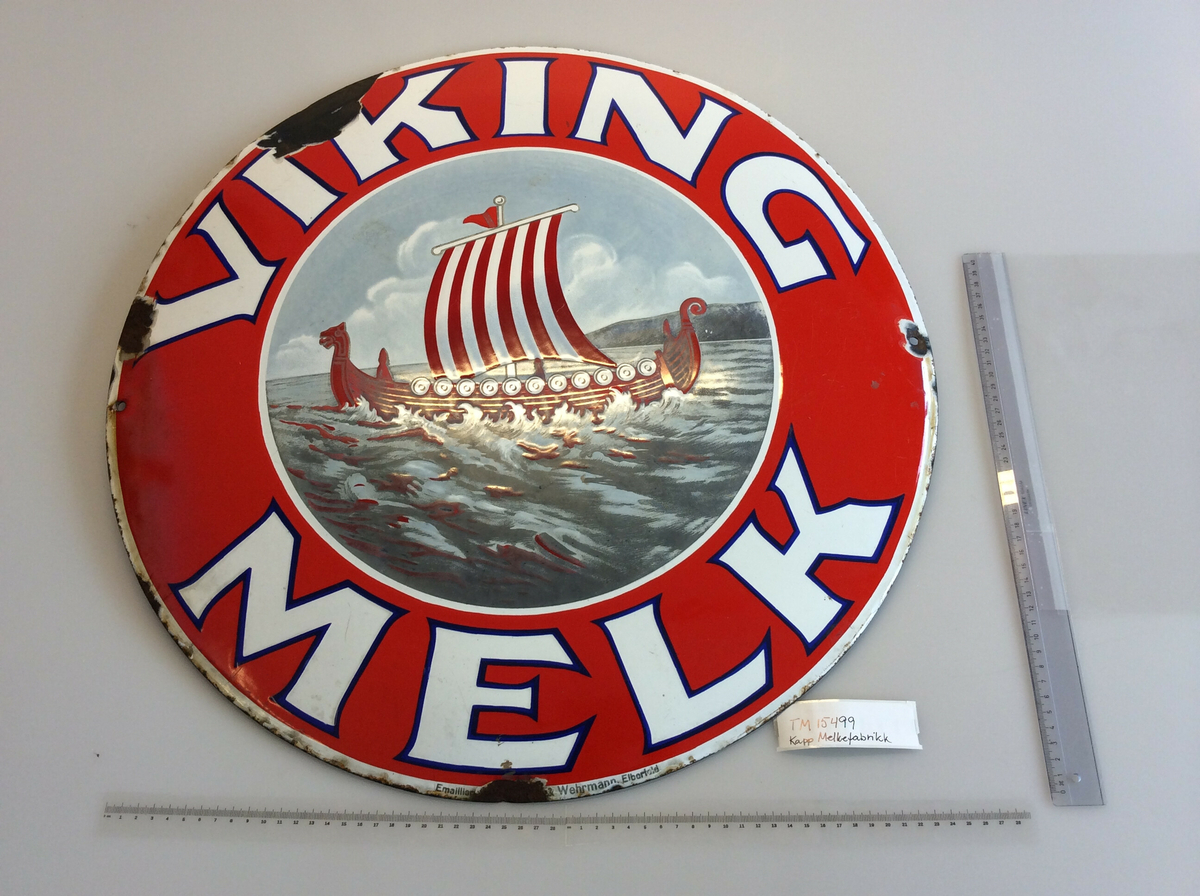 Vikingskip med seil.