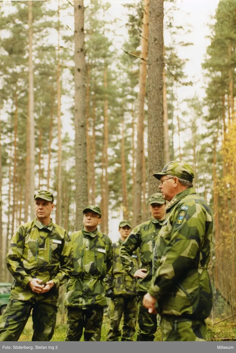 General Johan Hedestedt, överbefälhavare, till vänster överste Bengt Axelsson, chef för Ing 2.
