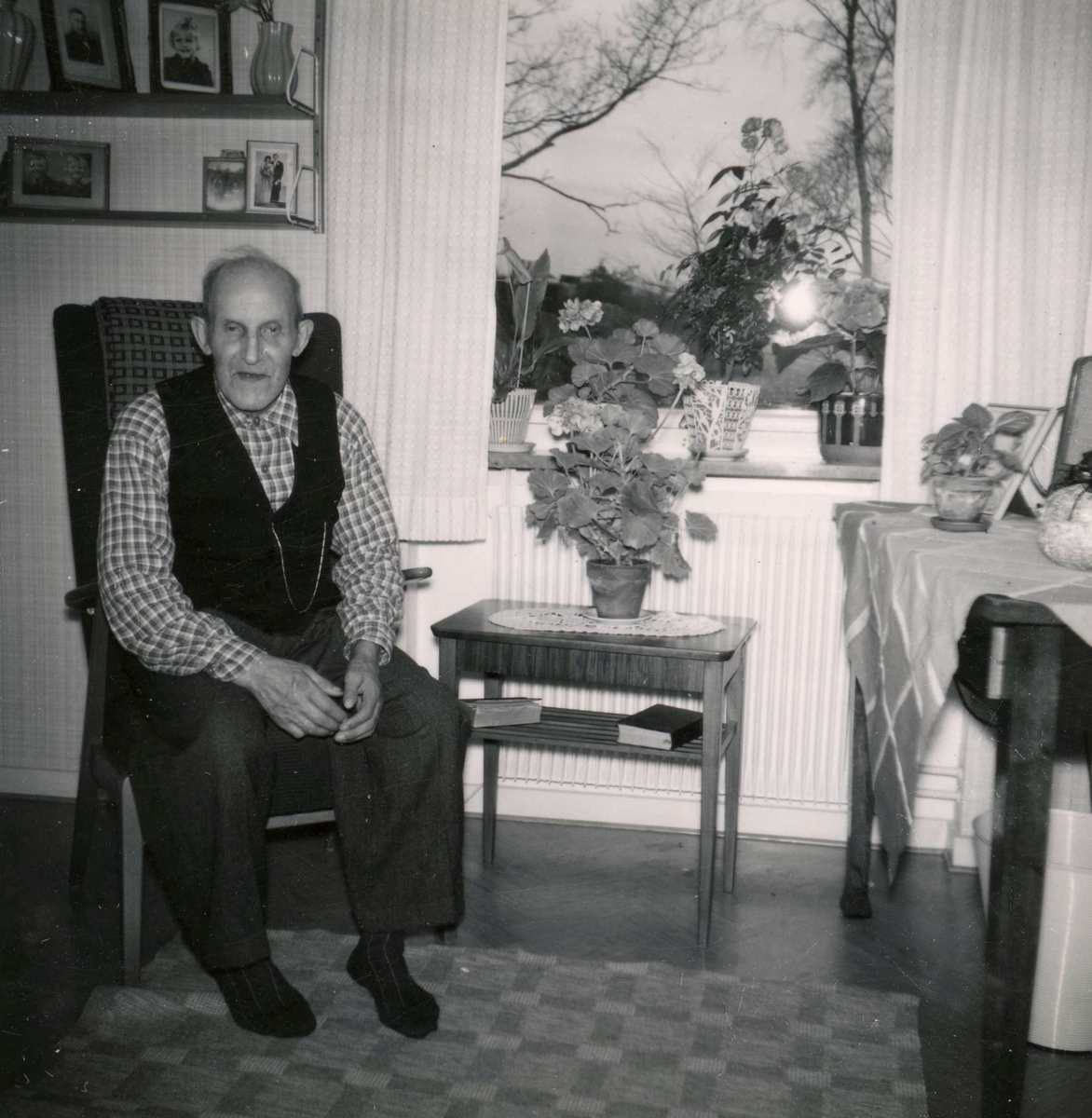Robert Pettersson (1886 - 1968) sitter i sitt rum på Brattåshemmet år 1957. Robert arbetade som dräng på Ekans gård sedan 1912. Han avled på Brattåshemmet.