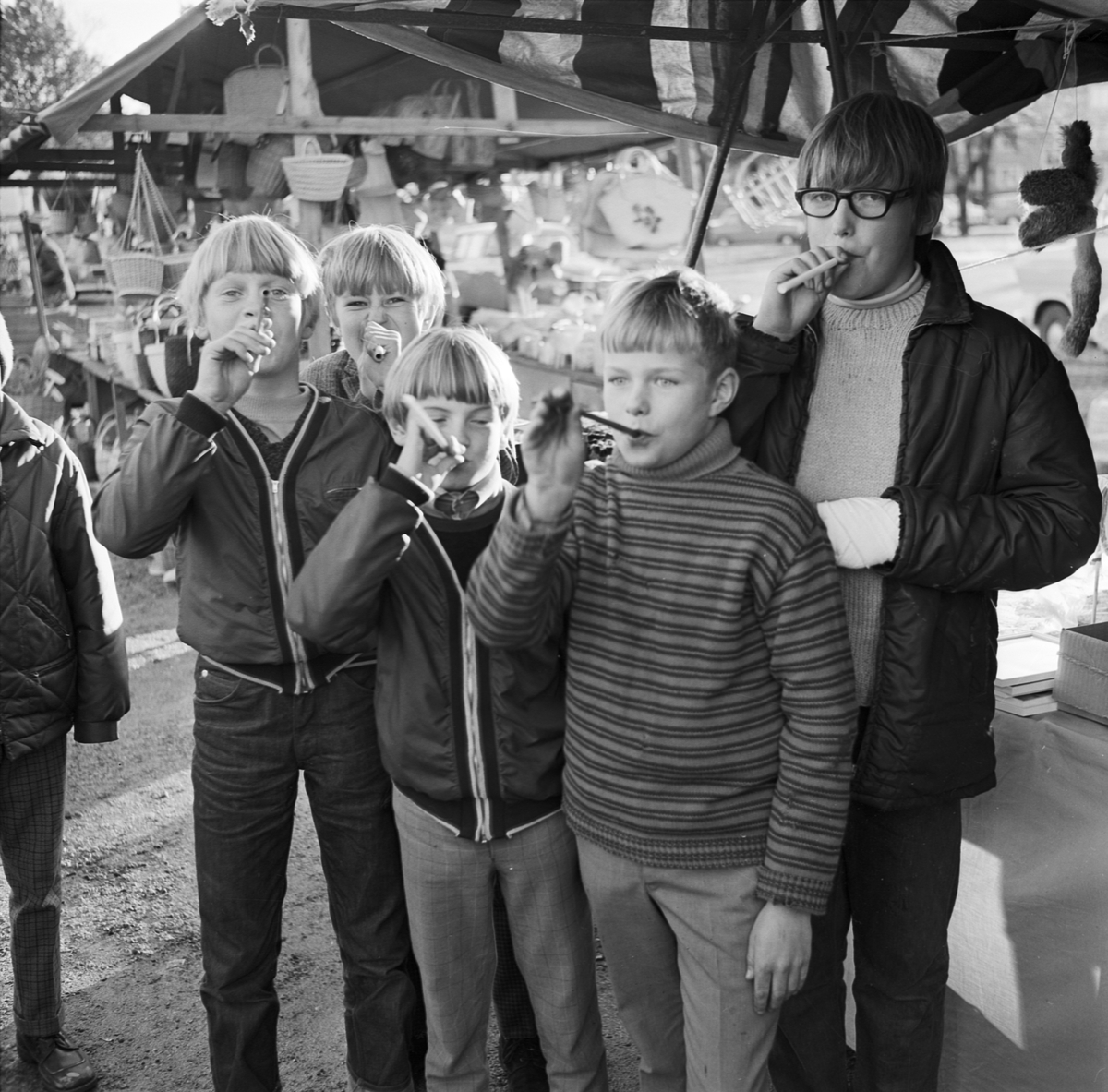 Höstmarknad, pojkar med ärtrör, Tierp, Uppland, oktober 1968