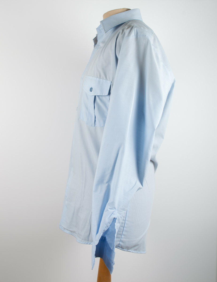 Lyseblå uniformsskjorte. En del av toglederuniform.
Størrelse 39.