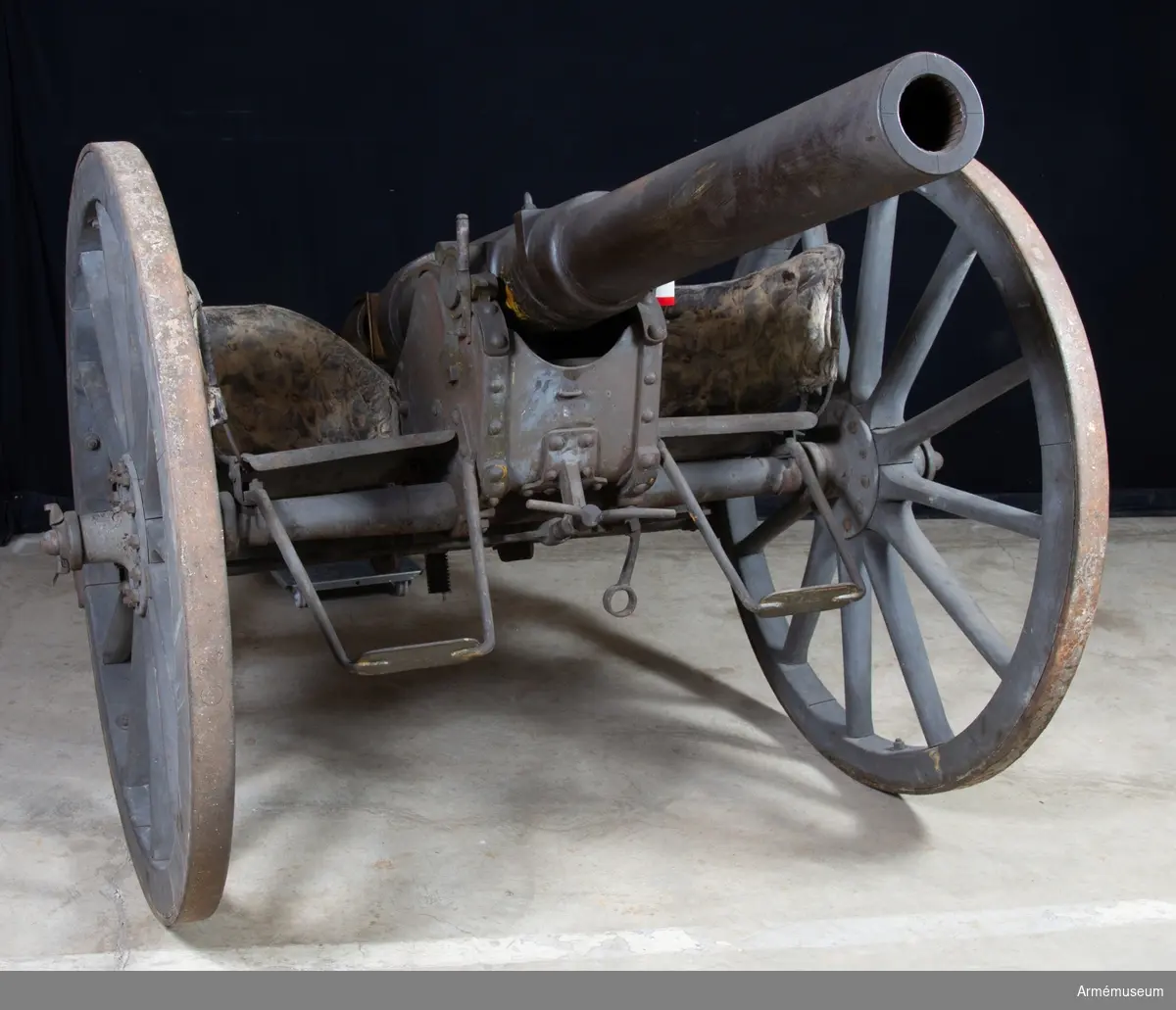 Grupp F I. 
Eldrör till 8,7 cm kanon, Krupp, med mekanism och tätring. 
Tnr 1. Tillverkad 1875.