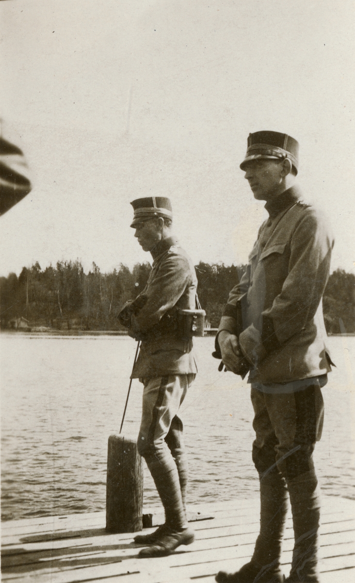 Text i fotoalbum: "Skurusundet 8/5 1918. Chefen 1. läraren P. Sylwan, Reutersvärd".