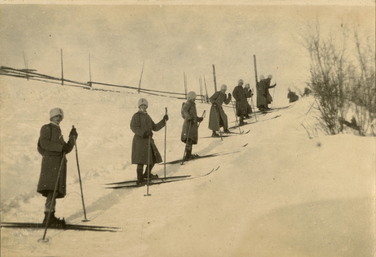 Gruppbild med soldater från Kavalleriskolan på skidor.