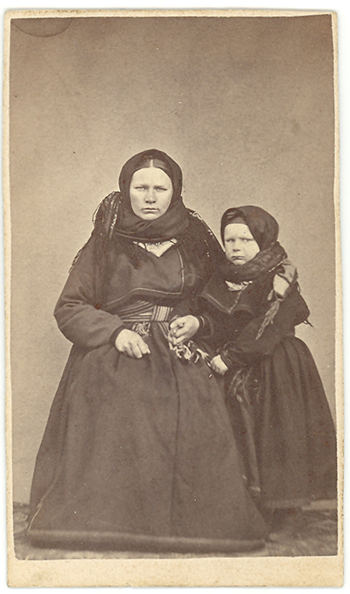 Anne K. Eikja, f. Garvik,  med dottera Mari J. i fotoatelier. Begge er i beltestakk.