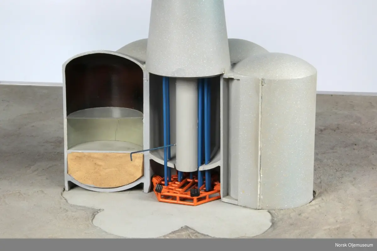 Modell av en Condeep monotower oljeplattform. Modellen er en konseptmodell og delvis snittmodell som viser de innvendige cellene i betongtankene.