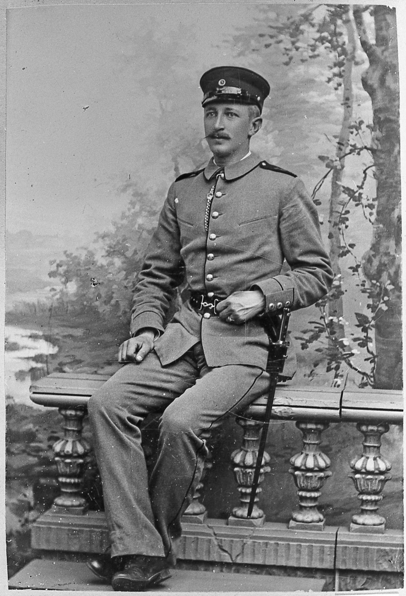Ukjent mann i uniform. Omkring 1900.