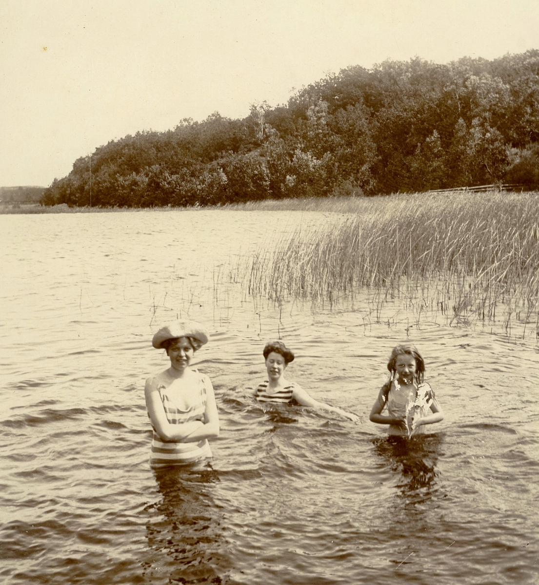 Två kvinnor och en flicka (okända sommargäster från Livered) badar i Tulebosjön cirka 1910 - 1915.