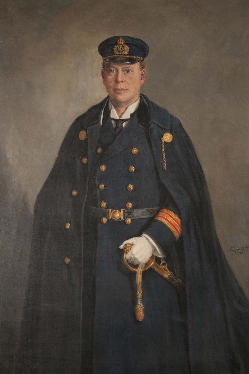 C A Öberg, med. dr. iförd uniform för kapten, läkare med långrock, båtkappa och värja.