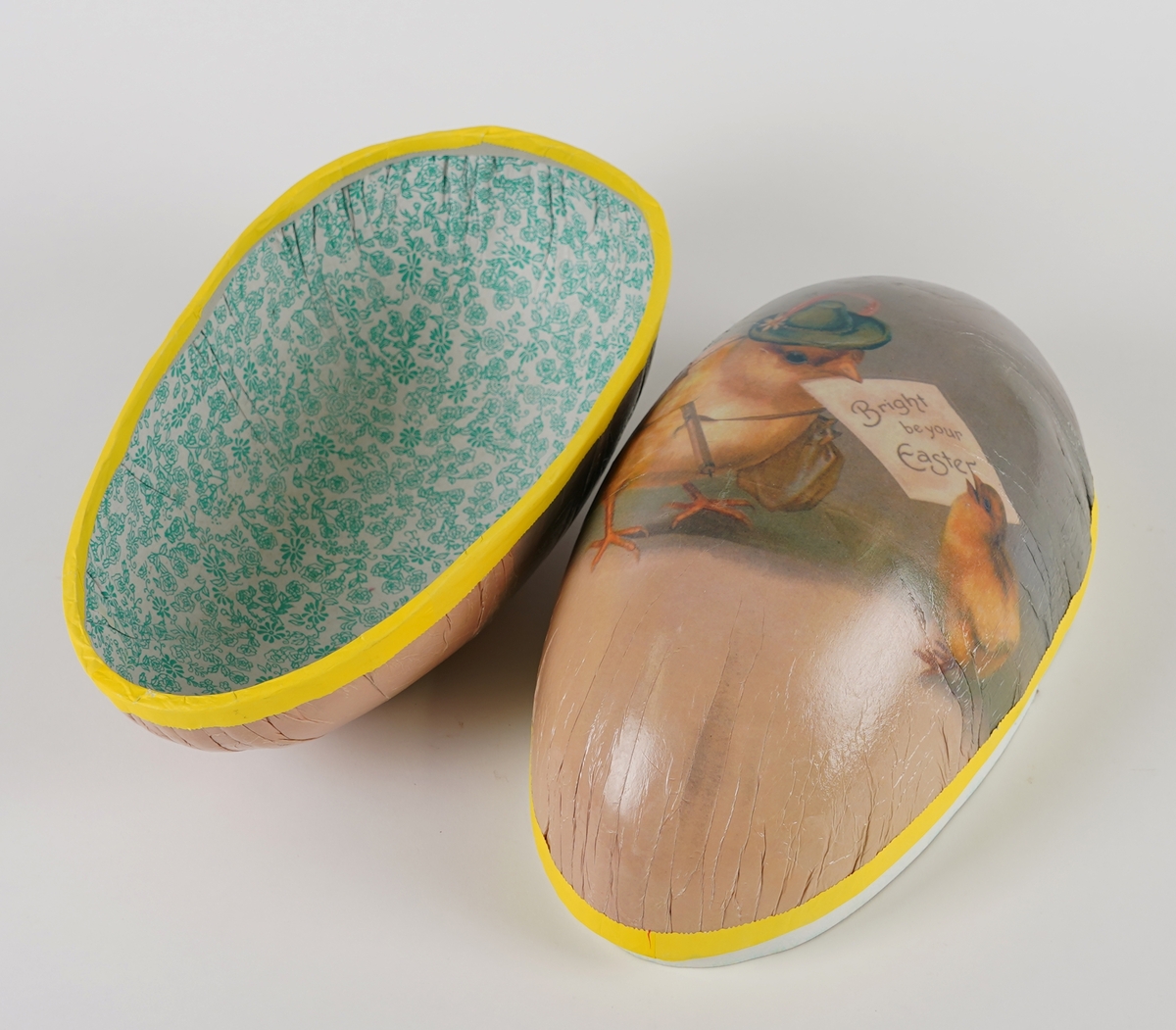 Emballasje forma som eit egg i to deler. Gjenstanden er primert tenkt til å innehalda godteri for påskehelga.