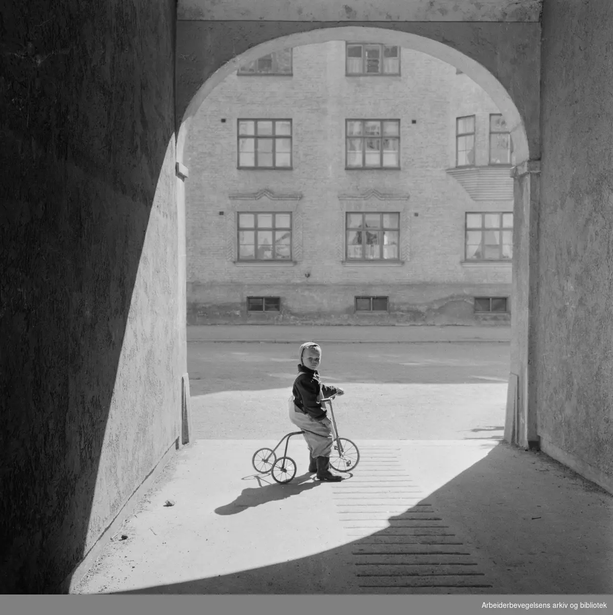 Gutt på trehjulssykkel. April 1958. Ingen ytterligere oppl.