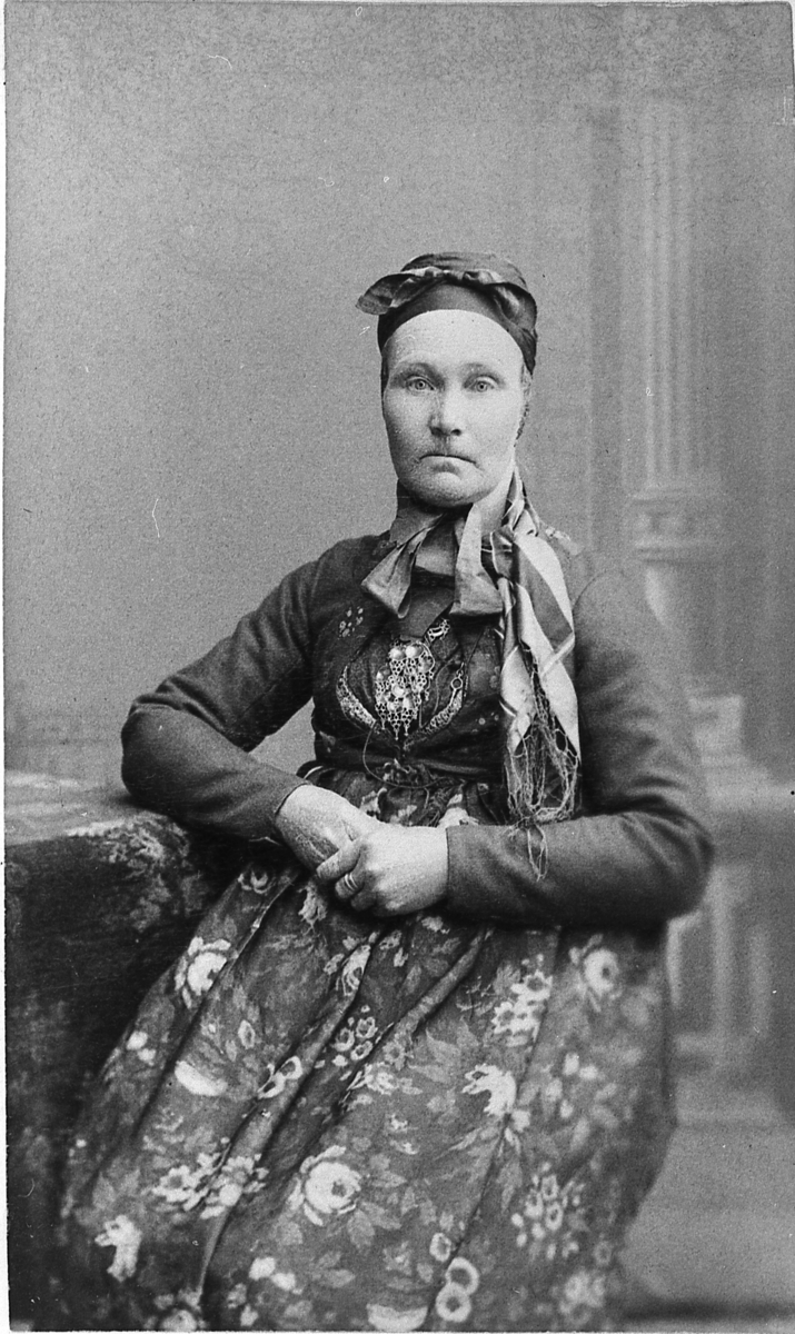 Ingeborg Eriksdatter Sund (f. Ramstad), i folkedrakt fra Sigdal-Eggedal.