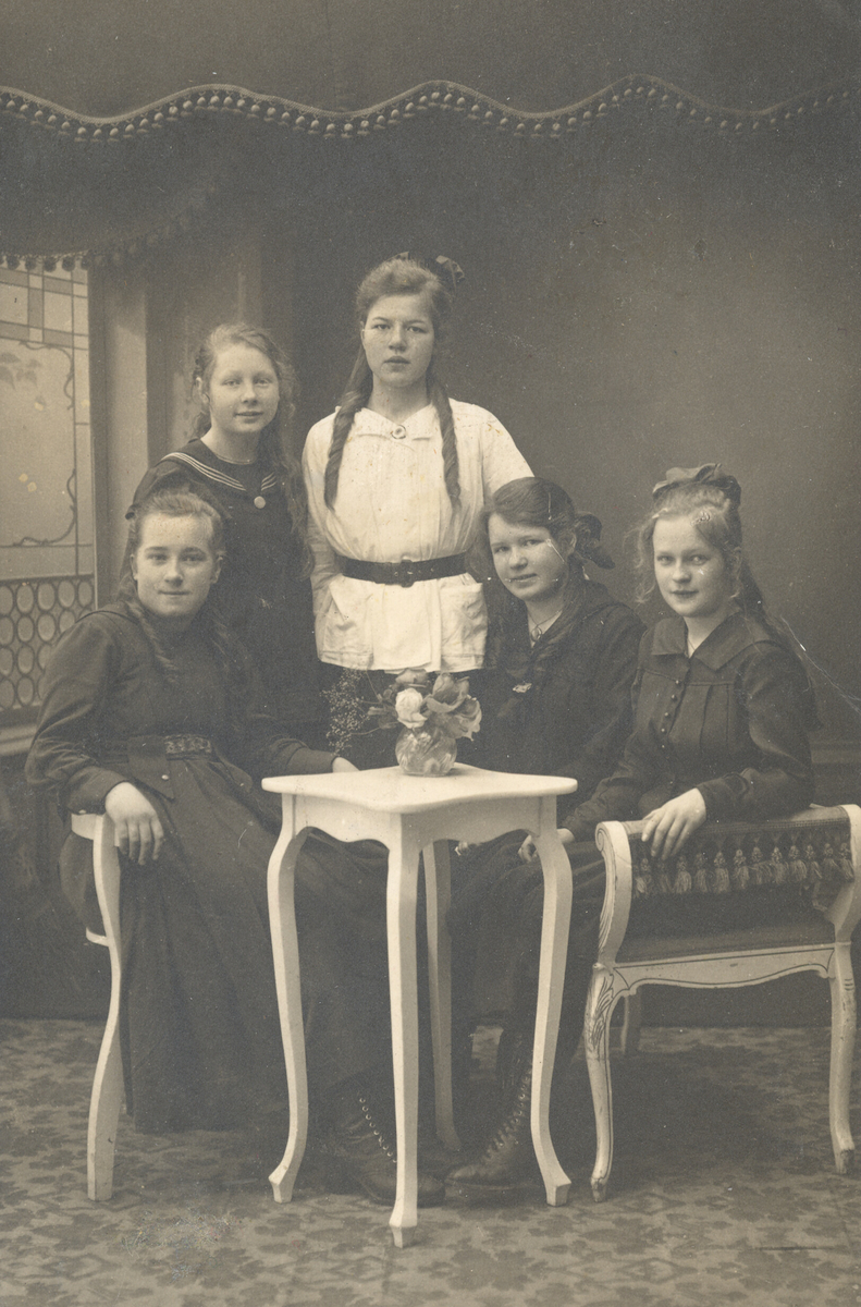 Fem unge kvinner