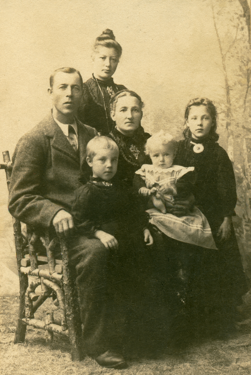 Sigurd Kaasine med familie. Bakerst står Anne som Sigurd hadde i sitt ...