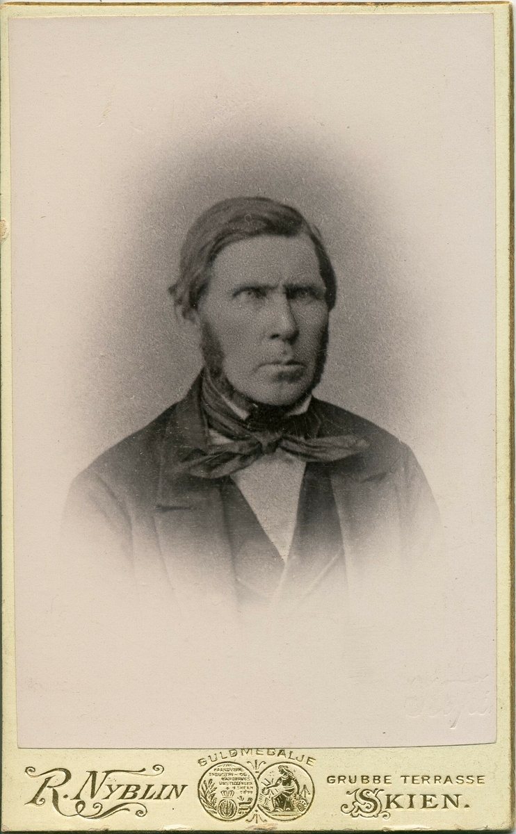 Portrettfoto av Søren Rollevsen, ordførar i Bø 1856-1868