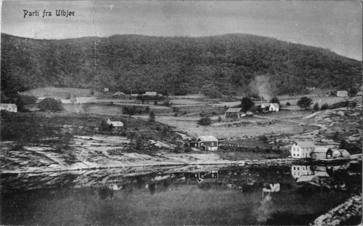 Landskap frå Utbjoa, 1910. Til høgre i biletet er den gamle krambua og kaien.