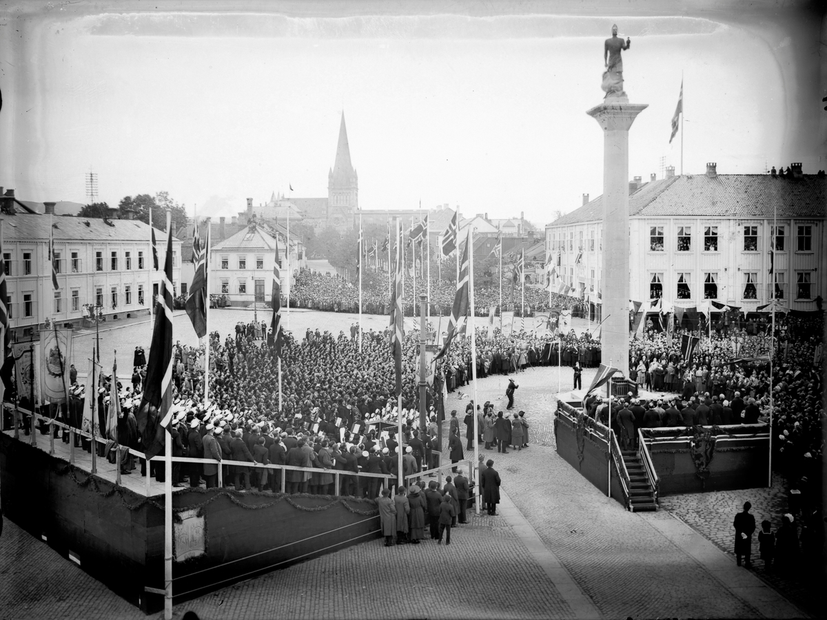 Avsløringen av Olav Tryggvason-statuen på Torget i Trondheim 18. 09. 1921