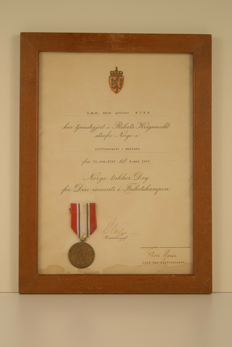 Den norske løve med krune er prega på diplomen og på medaljen.