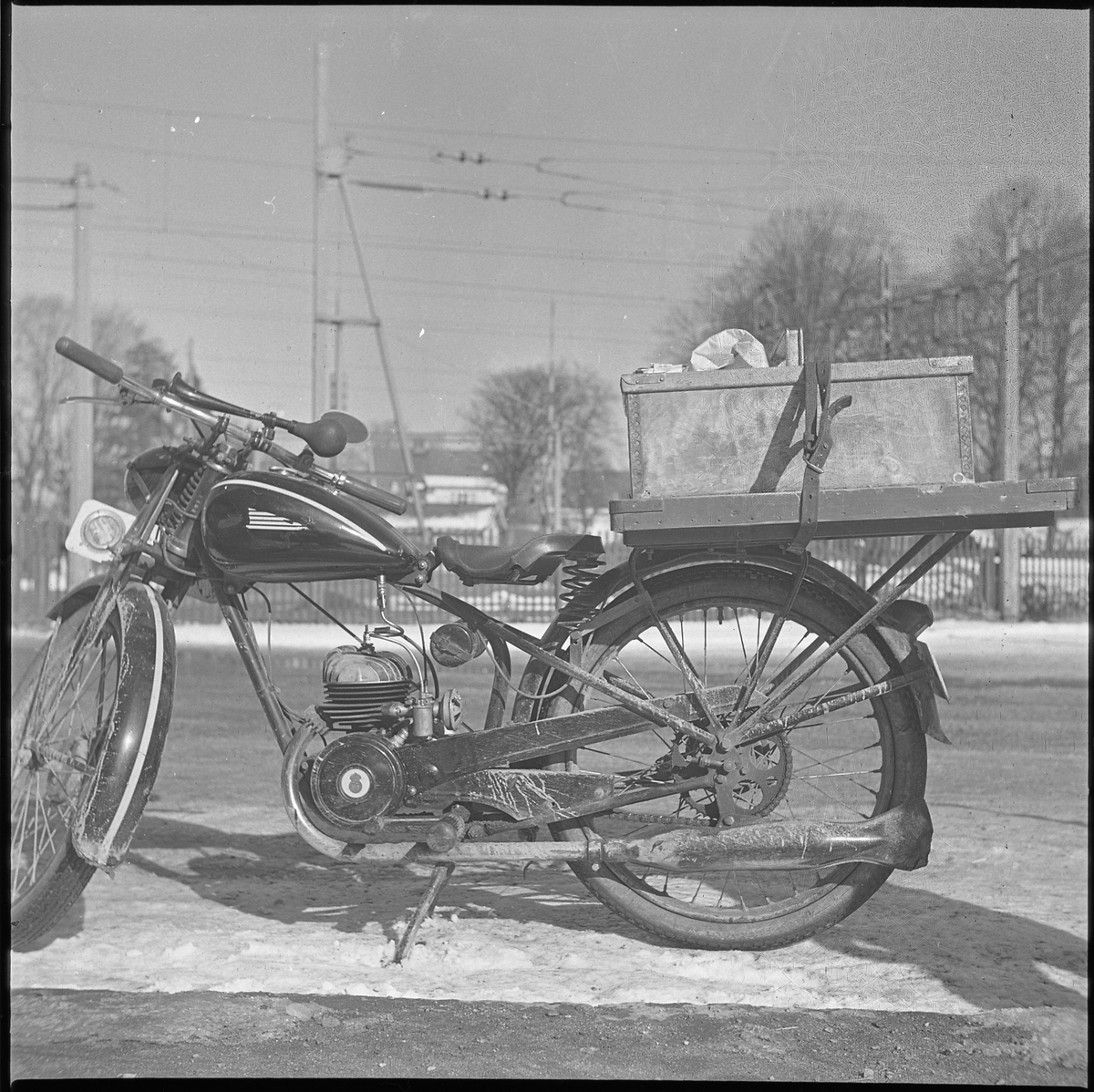 Huskvarna motorcykel med flak. Använd till varubud. Sandbergs speceriaffär på Nygatan hade en sådan. 19 mars 1950