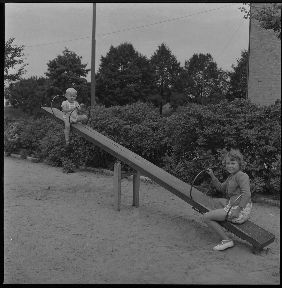 Okända barn på lekplats, aug 1950