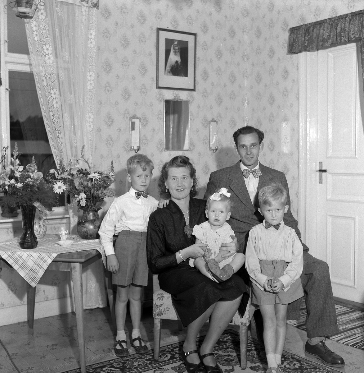 Familj, okänd i hemmiljö. Juni 1953