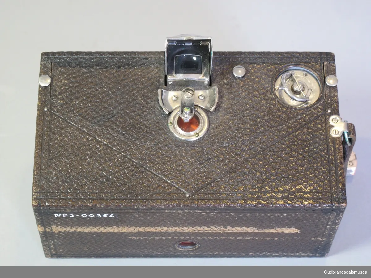 Kodak panoramakamera model no.1 som ble produsert fra 1900 til 1926. Kamerahus bekledt med tynt, brunt lærbelegg. Kameraveske av lær med reim og liten nøkkelhullslås og tilhørende nøkkel. Objektivet er svingbart via et lite håndtak på toppen av kamerahuset og dekker en vinkel på 112 grader. Negativformat på 57 x 178 mm. Kameraet er håndholdt.