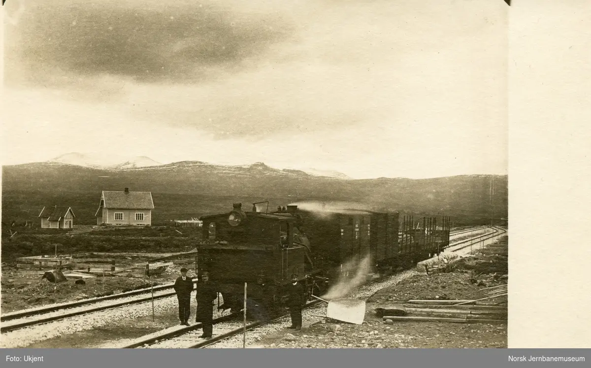 Damplokomotiv type 25 med arbeidstog på Fokstua stasjon kort tid før Dovrebanens åpning