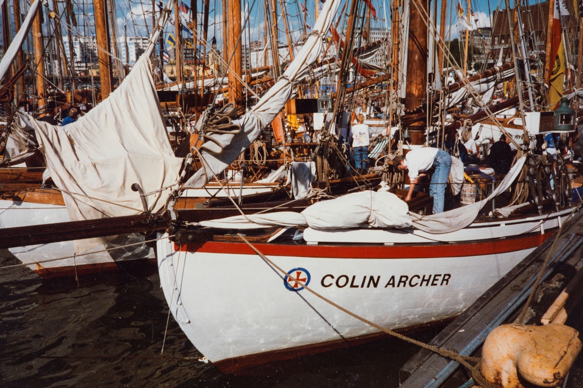 Modell av redningskøyta Colin Archer RS No 1, samt beskrivelse og tegninger over originalbåten.
Fotografier av originalbåt og modellbåt er scannet og lagt inn i primus.