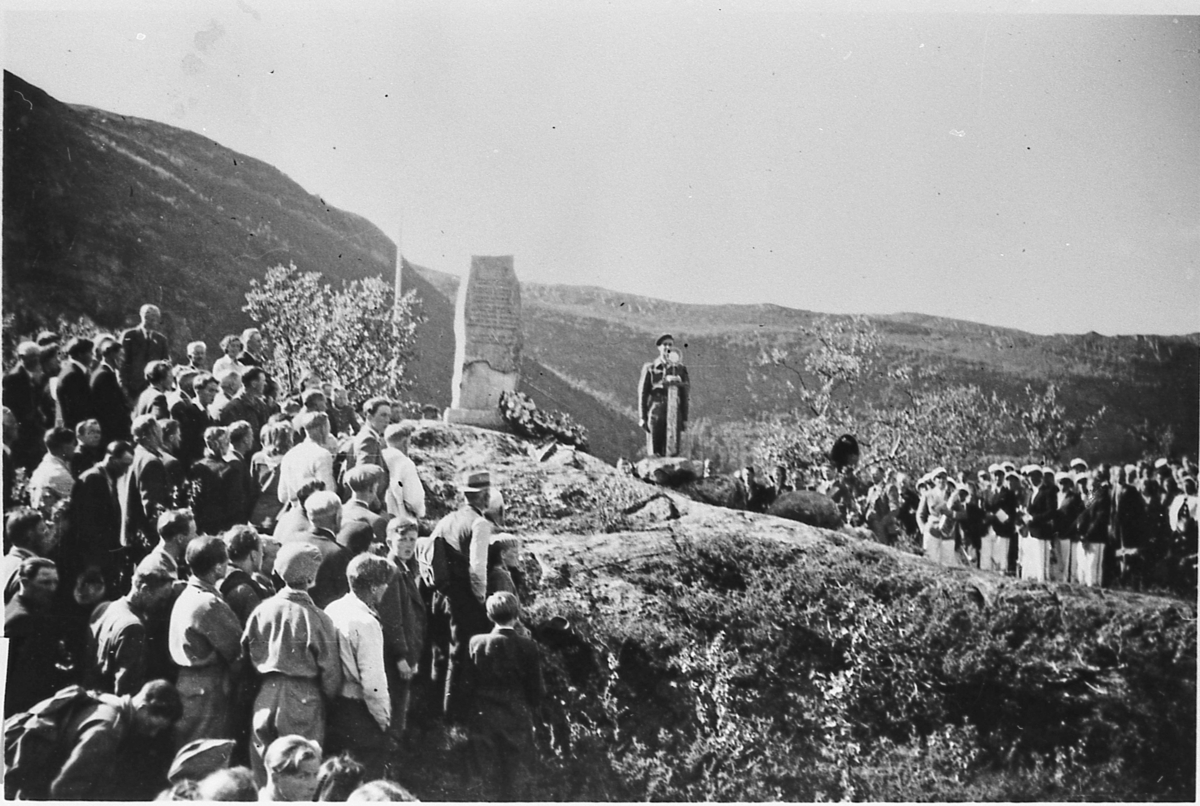Avdukingen av bautaen over falne ved Slaget på Haglebu i 1945. Avdukingen fant sted 16. juni 1946.