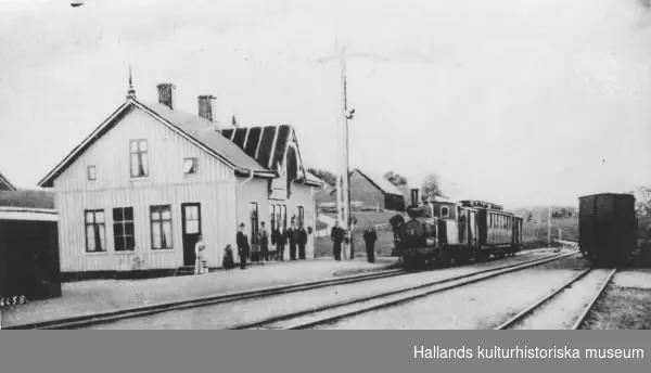 Brevkort, "Stationen, Wessigebro." Orten fick sin järnvägsstation då Falkenbergs Järnväg anlade första etappen fram till Fridhemsberg, invigd 1894. Ett lok med endast en vagn står vid stationen där en liten folkskara är samlad.