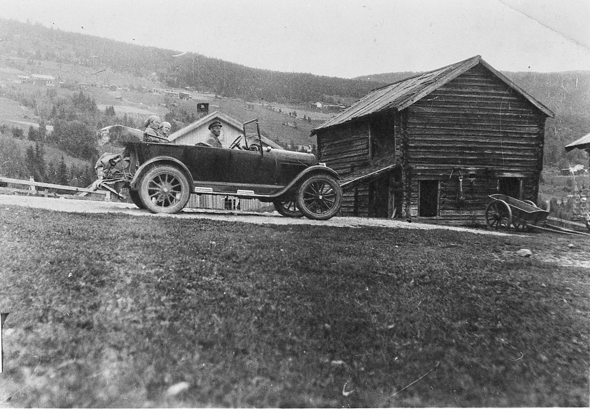 På multetur i åpen bil, ca. 1925.