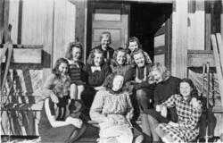 Unge kvinner på en tram. Fra et vevkurs på Solumsmoen, 1946-