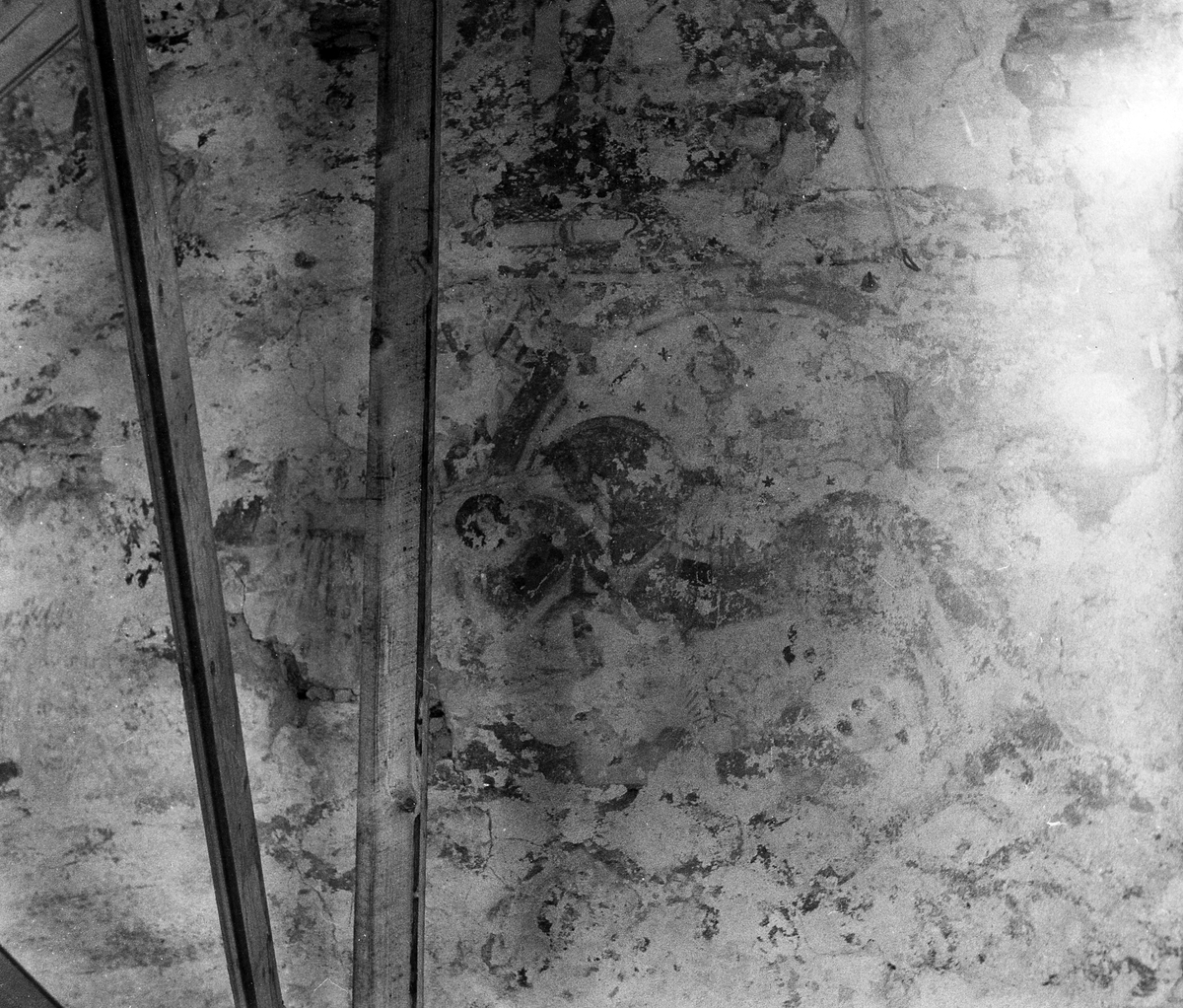 Stråvalla sn.
Stråvalla kyrka efter renoveringen juni 1964.
Foto 1, Norra långhusväggen, detalj bakom predikstolen, efter restaureringen. 
Foto 2, Södra långhusväggen, detalj av målning omedelbart öster om läktarbröstningen och nedanför taklisten.
Foto 3 Del av kalkmålning på flätbandsfris, norra långhusväggen.
Foto 4 Norra långhusväggen, del av kalkmålning i arkad på flätbandsfris.
Foto 5 Norra långhusväggen, nedre delen av kalkmålning i arkad flätbandsfris.
Foto 6, Norra långhusväggen, del av kalkmålning med mittbård och underliggande arkadbåge.
