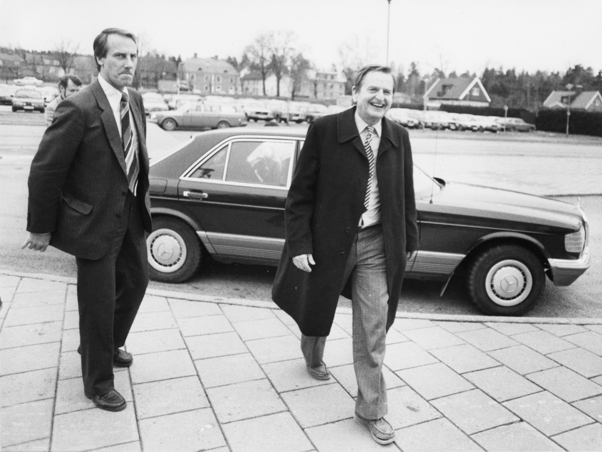 Bild utanför Cupolen under Tekniska Träffen i Linköping den 17-18 mars 1983. Olof Palme och en man till påväg från en bil.