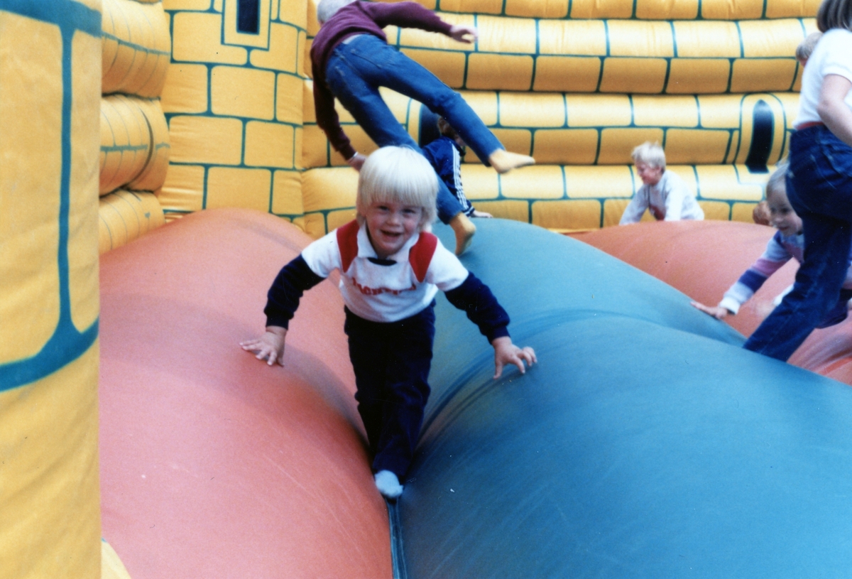 Hoppborg i Folkets Park med hoppande barn. Troligtvis taget under cykeltävlingen Postgirot Open 1987.