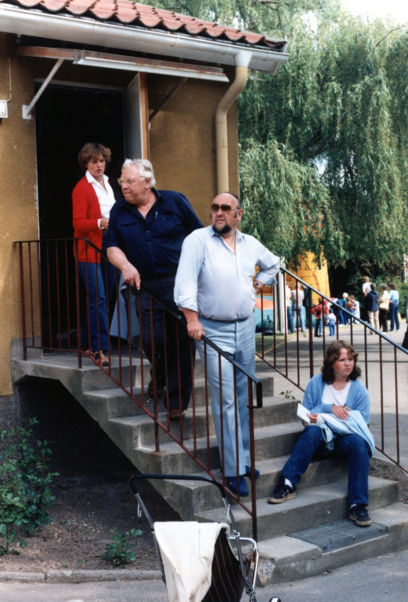 Folkets Park i Linköping. Föreståndare Anders Nordström och några personer står eller sitter på en trappa. Troligtvis taget under cykeltävlingen Postgirot Open 1987.