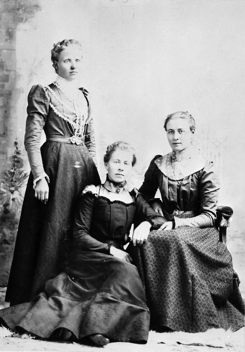 Portrett av tre unge kvinner