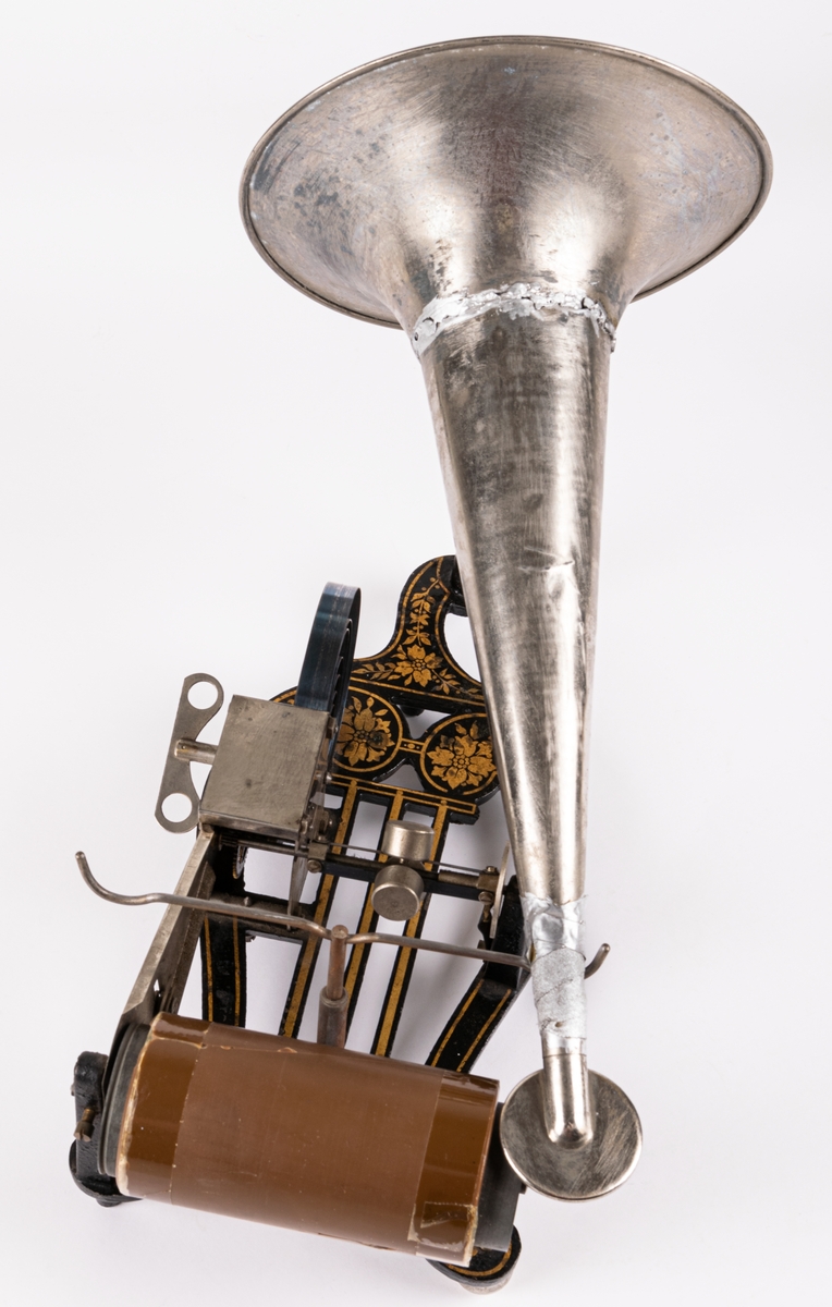 Grammofon/fonograf, på fot, med tillhörande 8 rullar, GM2960b, i form av lyra, skivan cylindrisk.