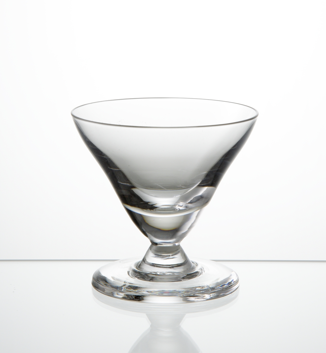 Design: Ingeborg Lundin.
Cocktailglas, konande kupa med kort ben på fot.