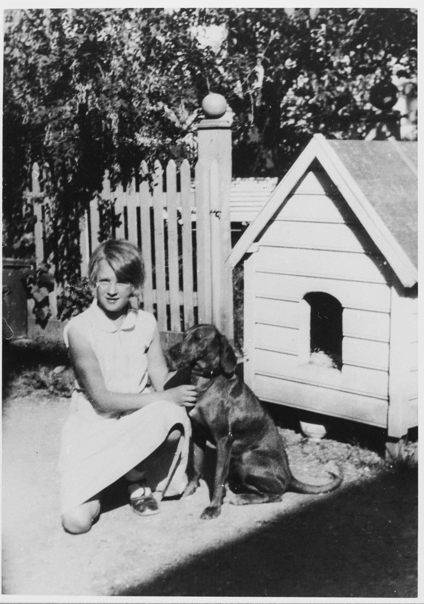 Else Mjølsnes og hunden Sonja i hagen, Egersund 1927.