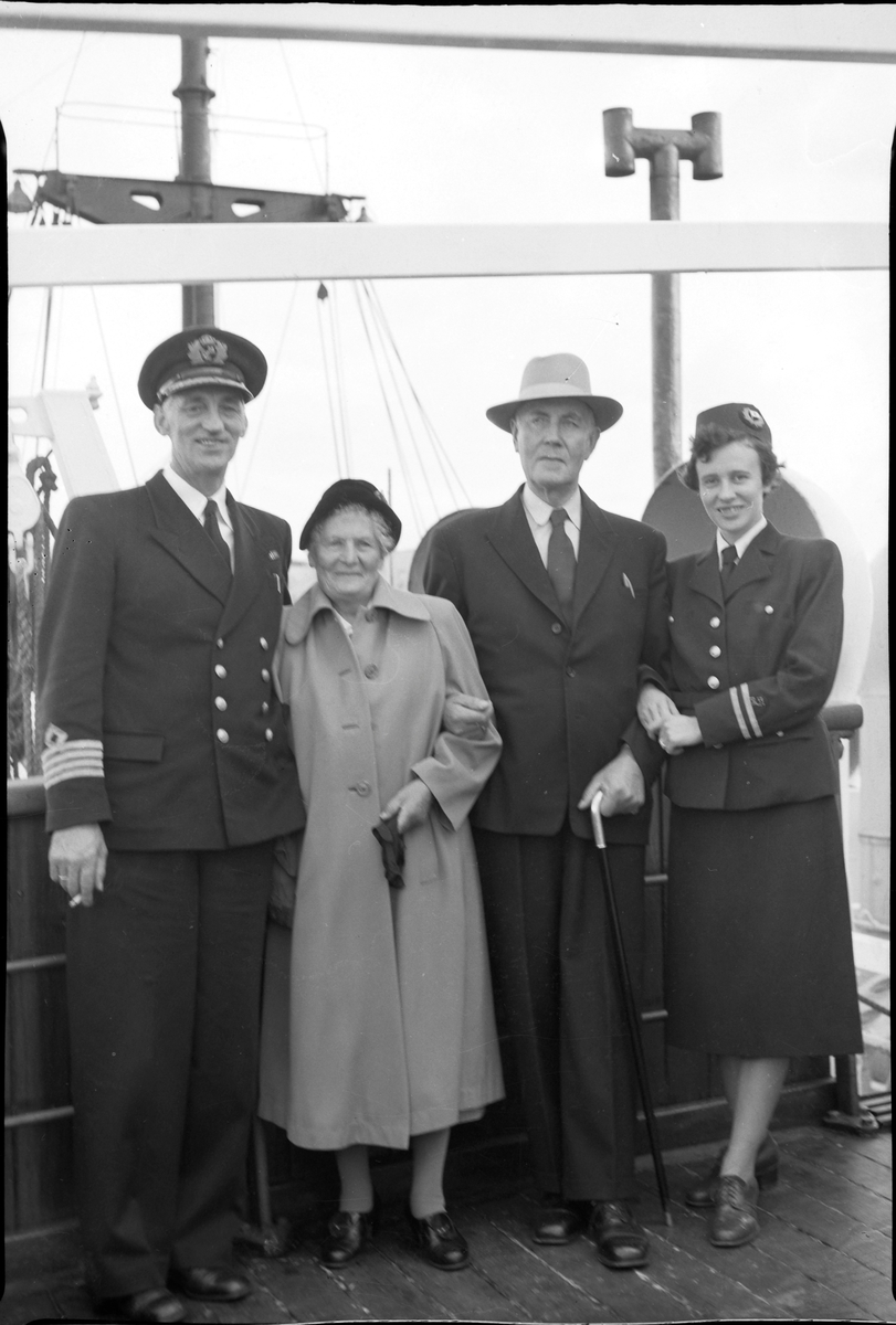 Kaptein og telegrafist ombord i D/S Hemsefjell med passasjerer som feiret gullbryllup ombord