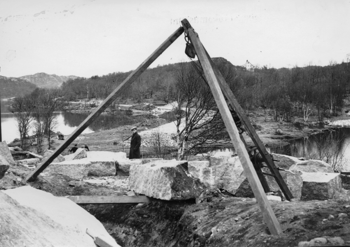 Steinbukk ved Riksveianlegget i Hellvik, 12. mars 1939.