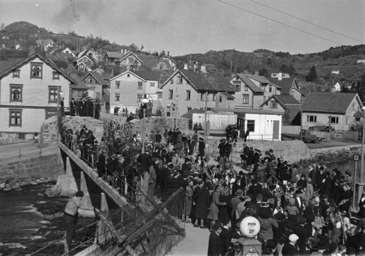 Fredstoget ved Damsgårdsbroen, 8. mai 1945.