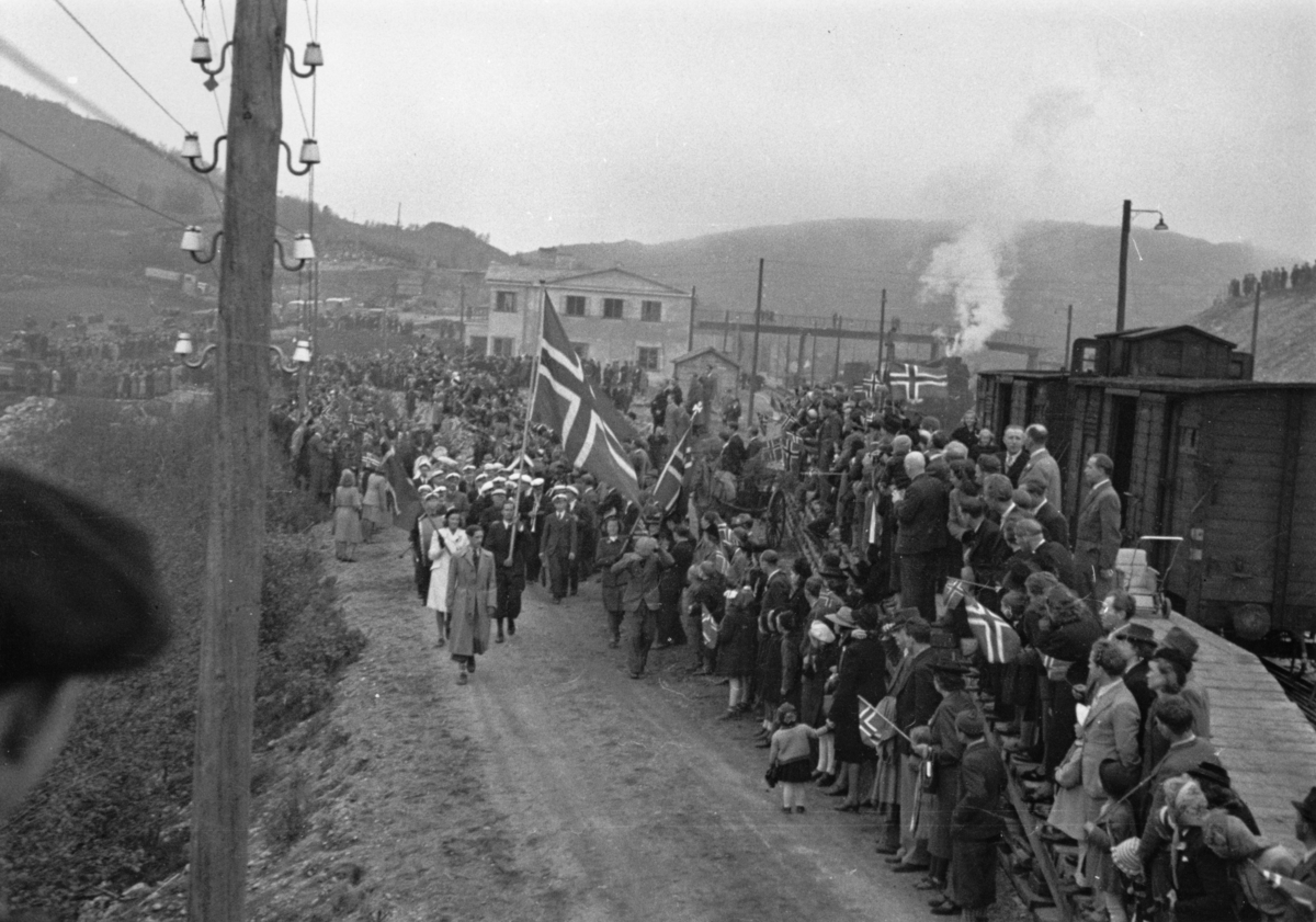 Jernbanestasjonen på Eie, 10. mai 1945. Mottakelse av Grinifangene.