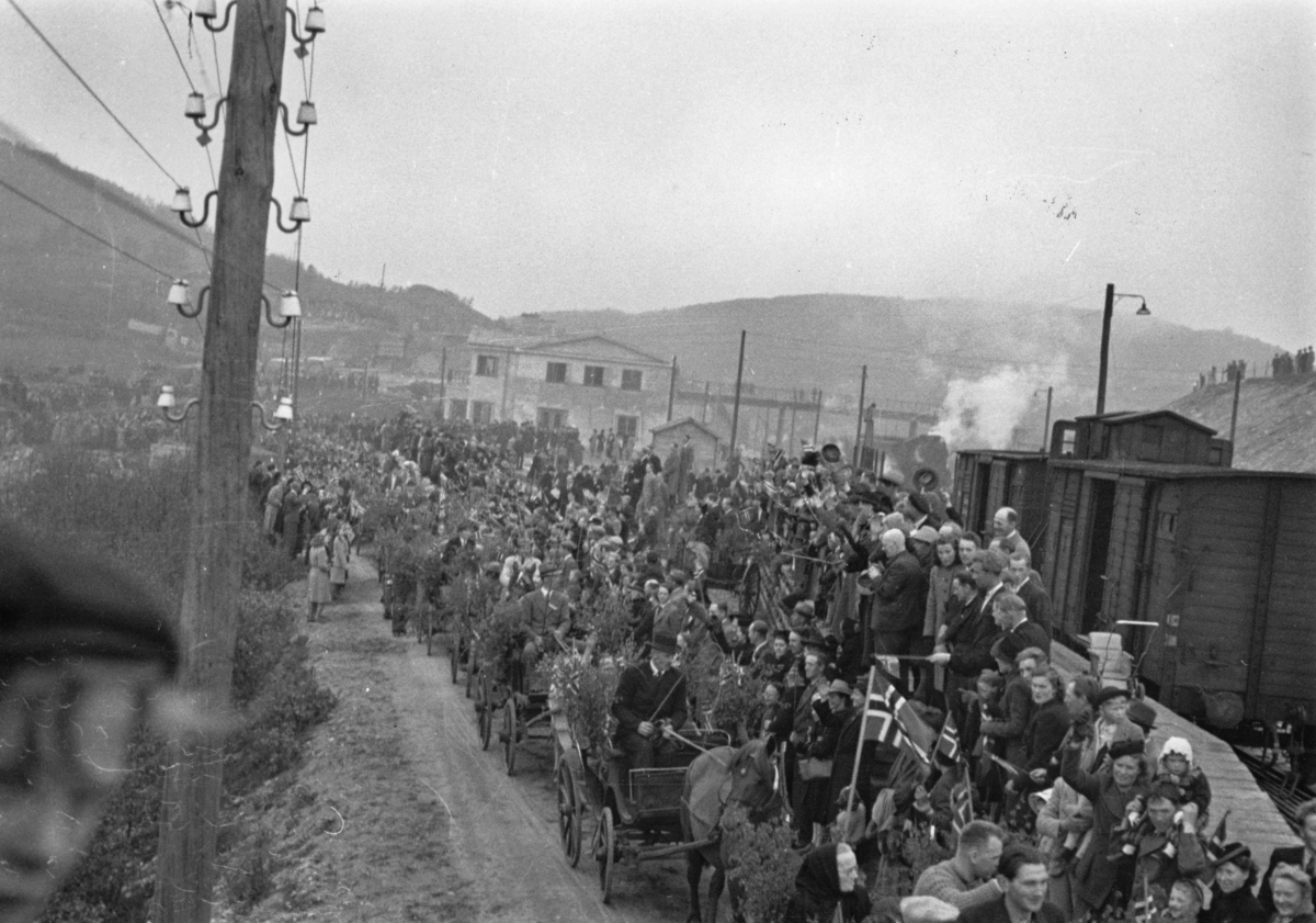 Jernbanestasjonen på Eie, 10. mai 1945. Prosesjonen med Grinifangene er klar til avgang.