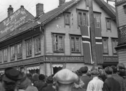 Arne Friestad er hjemme og hilser fra vinduet, 30. mai 1945.