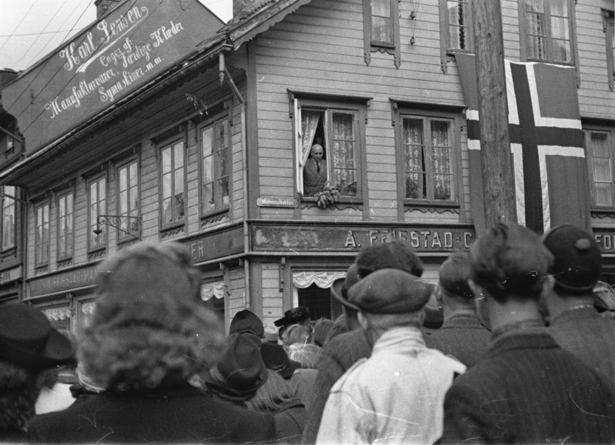 Arne Friestad er hjemme og hilser fra vinduet, 30. mai 1945.