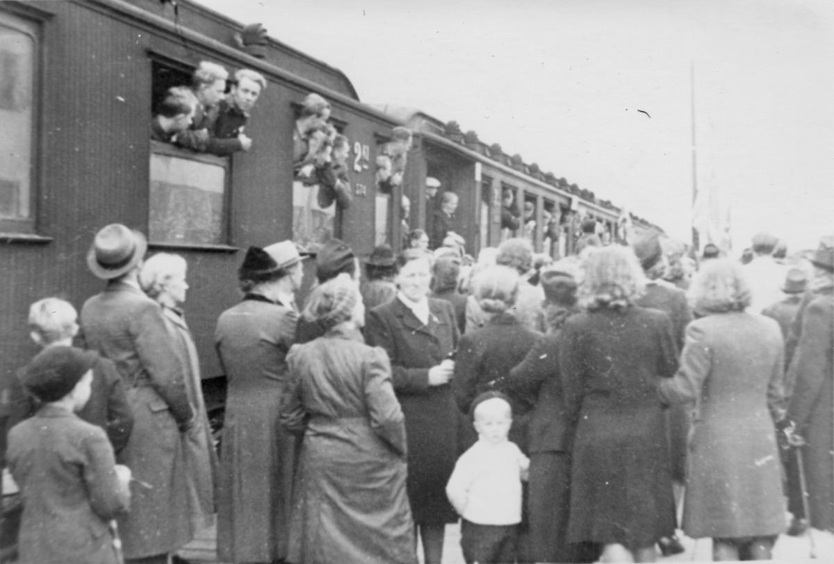Grinifangene ankommer stasjonen på Eie, 10. mai 1945.